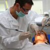Chybějící zuby nahradí implantáty nebo můstky se zásuvnými spoji