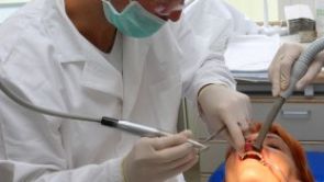 Chybějící zuby nahradí implantáty nebo můstky se zásuvnými spoji